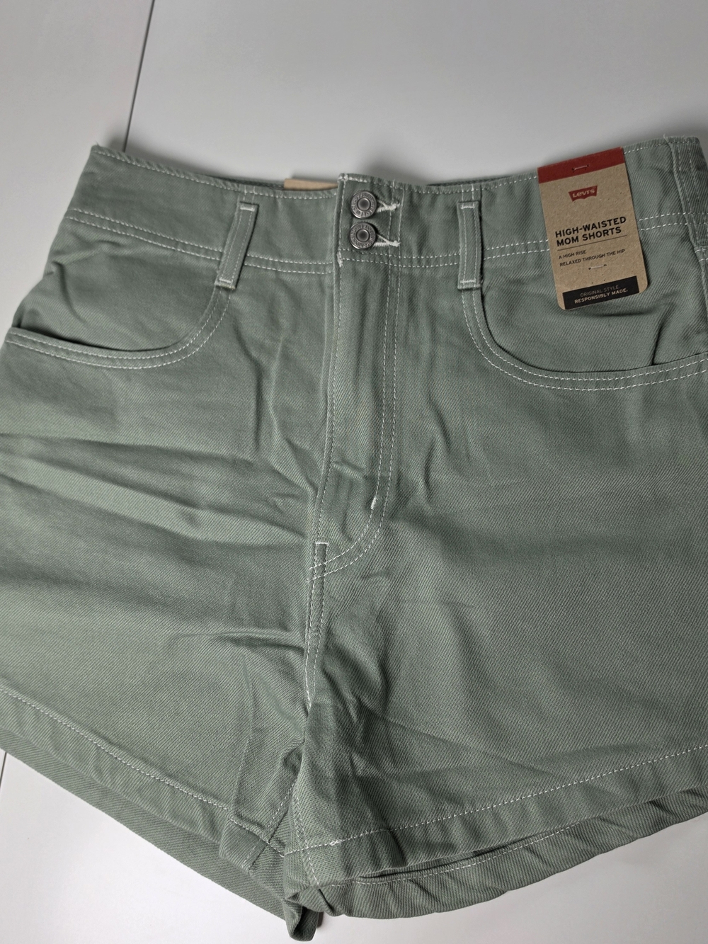Levi's High Waisted Mom Shorts Sage Green Size 30 NWT